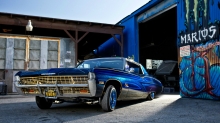 Тюнингованный Chevrolet Impala отъезжает от мастерской